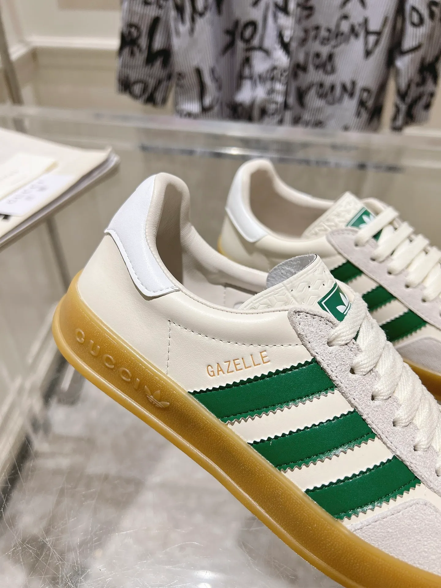 👟👟Ex-factory price 520👟👟Gucci&adidas joint limited edition couple's sneakers. A super nice joint casual sneaker with rich and bold colors! It showed everyone a completely different charm from the past! Combining retro style and youthful sports style to create a new aesthetic! Vitality yet stylish at the same time! ! Upper - made of cowhide, cowhide, cloth. Lining - sheepskin lining for foot pads. Sole - original open-molded beef tendon non-slip and wear-resistant outsole. Size: 35-47 (couple style)